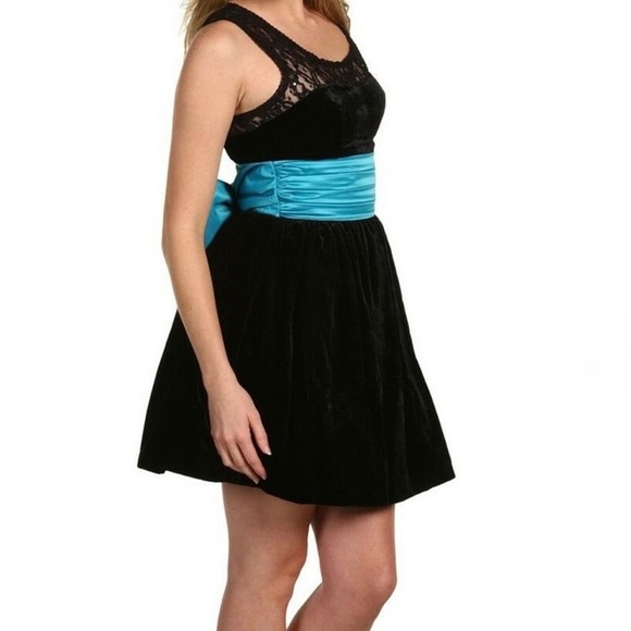 BETSEY JOHNSON BLACK VELVET COCKTAIL DRESS - Picture 3 of 6